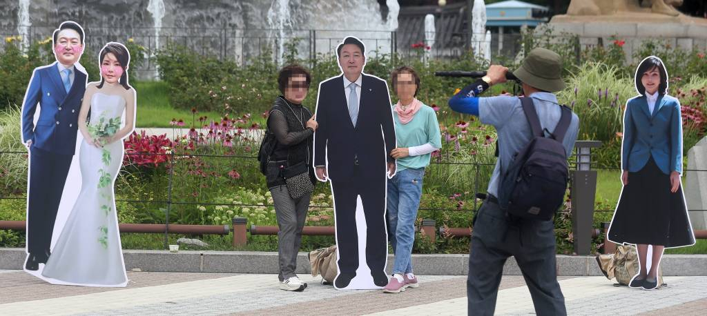 [서울=뉴시스] 이영환 기자 = 7일 오후 서울 종로구 청와대 분수대 앞에 설치된 윤석열 대통령과 부인 김건희 여사의 등신대에서 시민들이 기념촬영을 하고 있다. 2022.07.07.