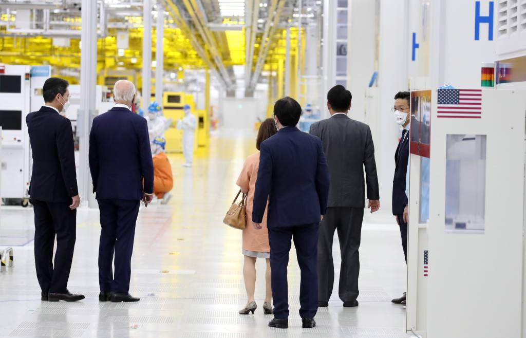 [평택=뉴시스] 전신 기자 = 윤석열 대통령과 조 바이든 미국 대통령이 20일 경기 평택 삼성전자 반도체 공장을 시찰하고 있다. 2022.05.20.