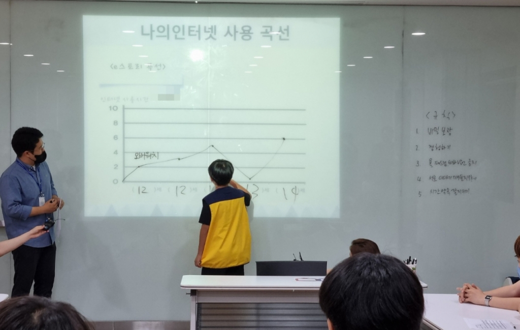 지난 7일 국립청소년인터넷드림마을 캠프에 참가한 한 학생이 집단상담 프로그램에서 발표를 하고 있다 /사진=김지현 기자