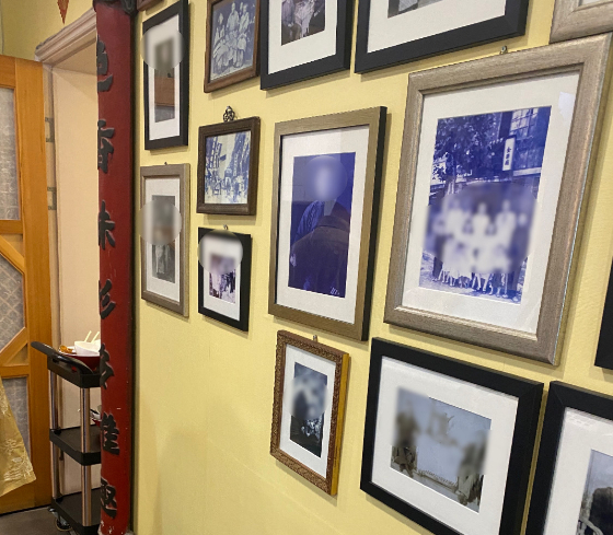 ㄷ중식당에 걸린 가족 사진. 그 가족의 역사가 다 담겨 있는 가게다./사진=남형도 기자