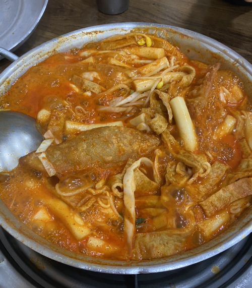 8년간 다닌 동네 단골 가게의 즉석 떡볶이. 맛이란 건 별 수 없이 주관적이지만, 아무리 봐도 악의적인 것 같단 생각에 '리뷰'란 것에 대해 다시 생각해보게 됐다./사진=싹싹 다 비우고 볶음밥까지 다 비운 남형도 기자