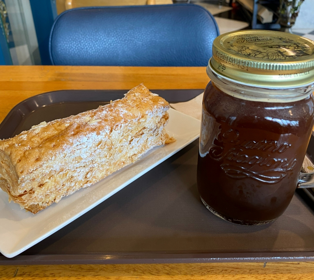 ㄴ카페의 빵 디저트와 아메리카노./사진=남형도 기자