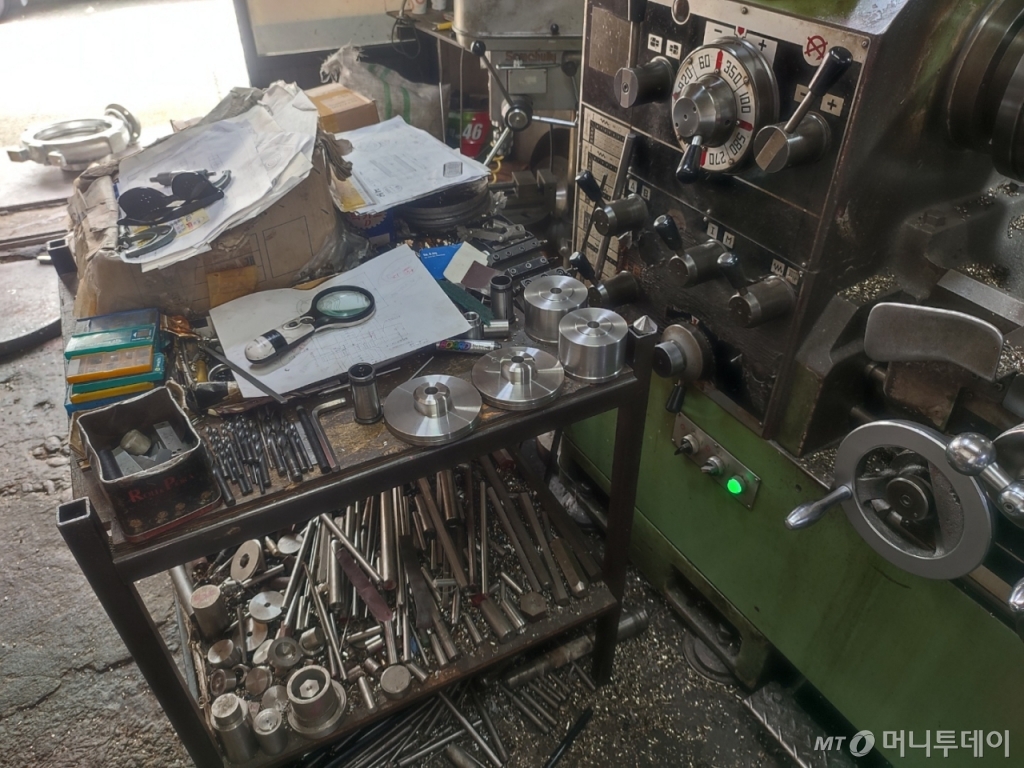 11일 오전 서울 영등포구 한 철공소에 정밀 도면이 놓여있다. 옆에는 정밀 도면을 바탕으로 부품을 제작해 주는 기계./사진=정세진 기자