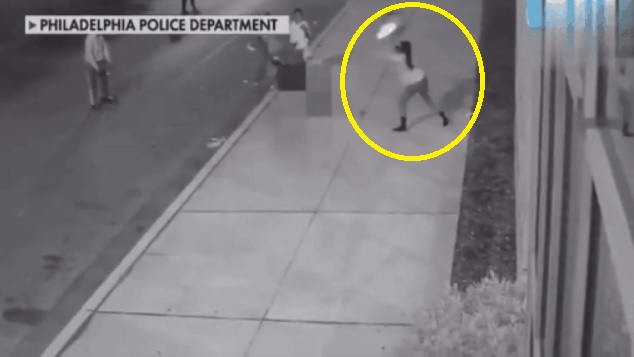 미국에서 한 10대 여학생이 70대 노인에게 안전 고깔을 던져 공격하고 있다. /사진=트위터