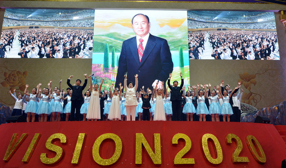 = 23일 경기도 가평군 설악면 청심평화월드센터에서 열린 문선명 총재 성화 1주년 추모식에서 한학자 총재를 비롯한 참석자들이 억만세 삼창을 하고 있다. (세계일보 제공) 2013.8.23/뉴스1 