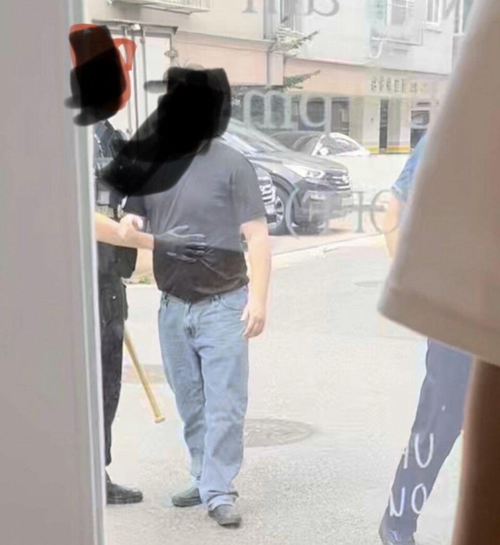 햄버거 가게 점주와 실랑이를 벌이다 화를 참지 못한 손님이 야구방망이를 들고 찾아왔다. /사진=온라인 커뮤니티