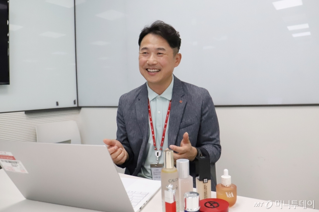 11일 서울시 송파구 롯데월드타워에 위치하는 롯데온 사옥에서 추대식 롯데쇼핑 e커머스 사업부 백화점·뷰티부문장이 기자 질문에 대답하고 있다. /사진=롯데온