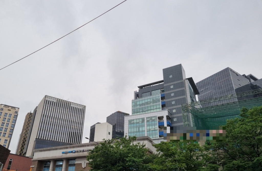 13일 성동구 송정동에서 바라본 성수동 지식산업센터 빌딩 외견/사진=조성준 기자