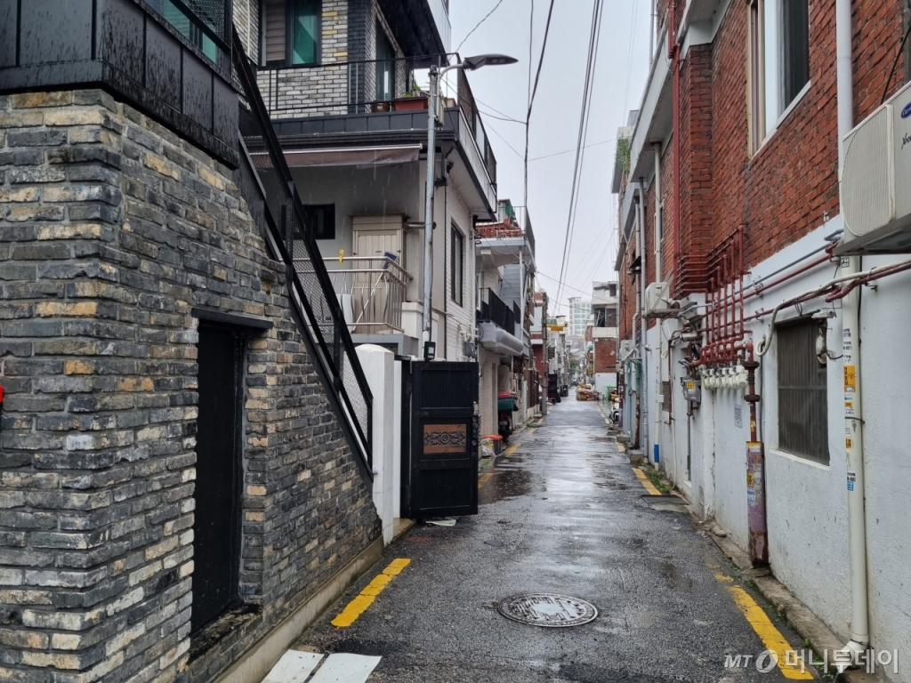 13일 성동구 송정동 다가구주택 밀집 지역 내 골목 풍경/사진=조성준 기자
