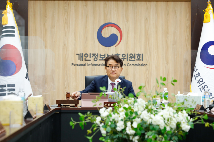 개인정보보호위원회는 13일 오전 정부서울청사에서 제12회 전체회의를 열고 개인정보보호법을 위반한 브랜디 등에 과징금 및 과태료 처분을 의결했다. 이날 윤종인 개인정보보호위원회 위원장이  정부서울청사에서 전체회의 개회를 알리며 의사봉을 두드리고 있다. /사진=뉴시스/개인정보보호위원회