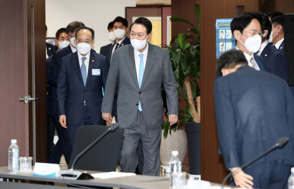 [서울=뉴시스] 전신 기자 = 윤석열 대통령이 14일 서울 중구 중앙 서민금융통합지원센터에서 열린 제2차 비상경제민생회의에 참석하고 있다. 2022.07.14.