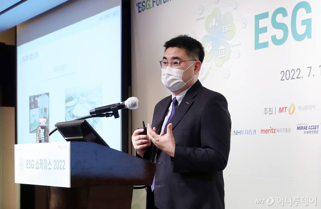 진성훈 코스닥협회 연구정책그룹장이 14일 서울 중구 웨스틴조선호텔에서 열린 'ESG 쇼케이스 2022'에서 '중견·중소기업의 ESG 경영현황 및 과제'를 주제로 기조연설을 하고 있다. /사진=김휘선 기자 hwijpg@