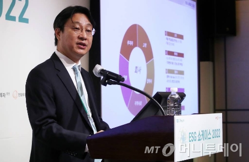 윤영창 PwC컨설팅 전무가 14일 서울 중구 웨스틴조선호텔에서 열린 'ESG 쇼케이스 2022'에서 '키워드로 정리하는 ESG 경영시스템'을 주제로 CASE 종합강연을 하고 있다. /사진=김휘선 기자 hwijpg@