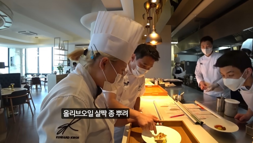부산 '랩24'에서 요리를 준비하고 있는 에드워드 권과 셰프들/사진=에드워드 권 유튜브 캡처