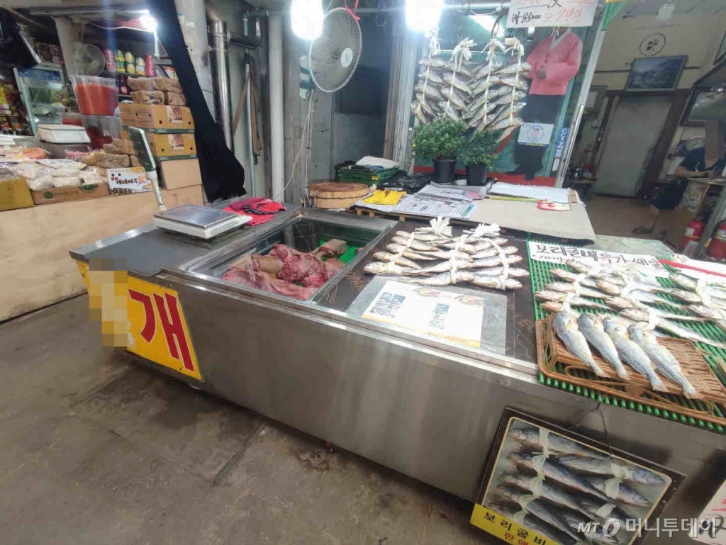 15일 오전 서울 동대문구 경동시장의 한 가게에서 개 지육을 팔고 있다./사진=정세진 기자