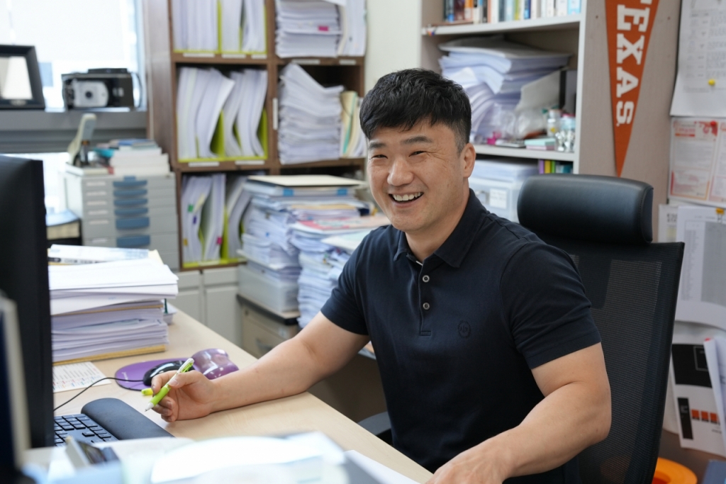 배상률 한국청소년정책연구원 청소년미디어문화연구실 연구위원이 지난 15일 오전 11시 연구실에서 본지와 인터뷰를 하고 있다. /사진=한국청소년정책연구원 제공/사진=한국청소년정책연구원 제공