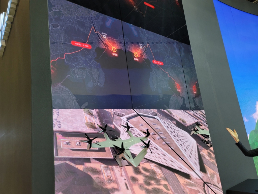 15일 부산국제모터쇼에서 SK텔레콤 도슨트가 UAM에 대해 소개하고 있다. /사진=김승한 기자 