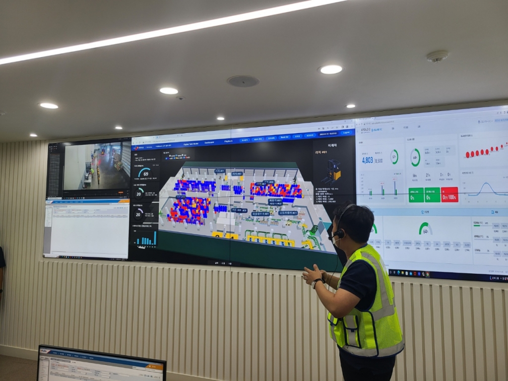  CJ대한통운 스마트 풀필먼스센터 종합 관제실에서는 디지털 트윈을 활용한 실시간으로 배송 처리 현황을 점검할 수 있다./사진=정한결 기자.