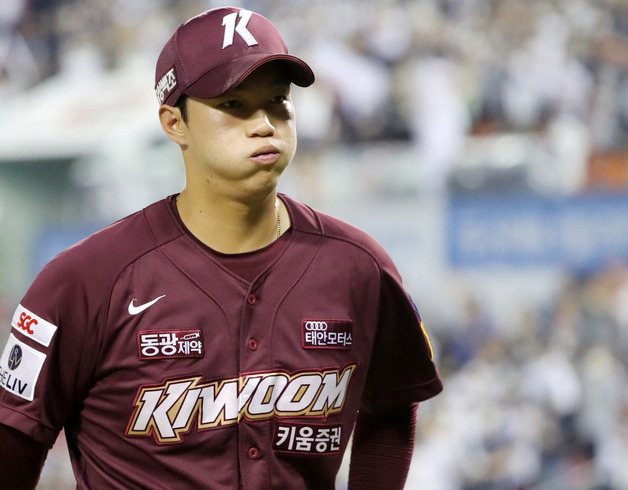 (서울=뉴스1) 김진환 기자 = 5일 서울 송파구 잠실야구장에서 열린 프로야구 '2022 신한은행 SOL KBO리그' 키움 히어로즈와 두산 베어스의 경기, 키움 안우진이 8회말 2사 1루 두산 페르난데스에게 안타를 허용 후 아쉬운 표정을 지으며 교체되고 있다. 2022.7.5/뉴스1