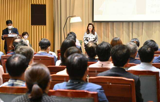 오은영 정신의학과 박사가 지난 14일 서울시청 본관 3층 대회의실에서 열린 '제 28회 미래서울 아침특강' 강사로 참여했다./사진제공=서울시