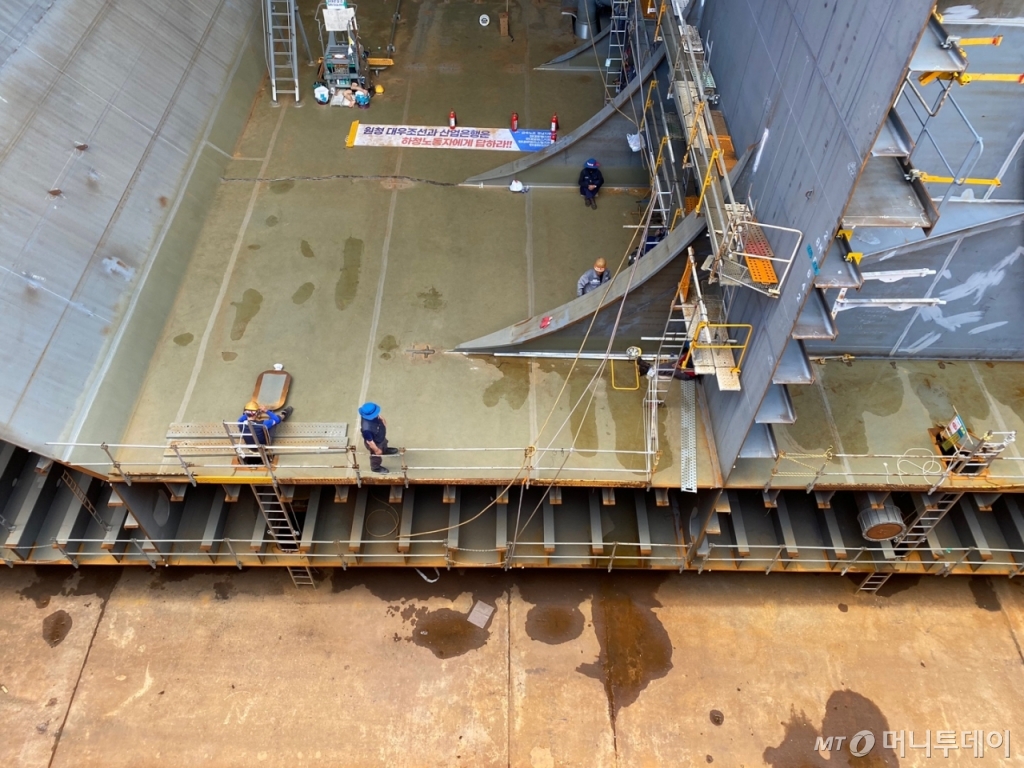 대우조선해양 옥포조선소 1도크 지면에서 선체 바닥면에 오르기 위해선 좁은 사다리를 통해서만 통과 가능하다 /사진=김도현 기자 