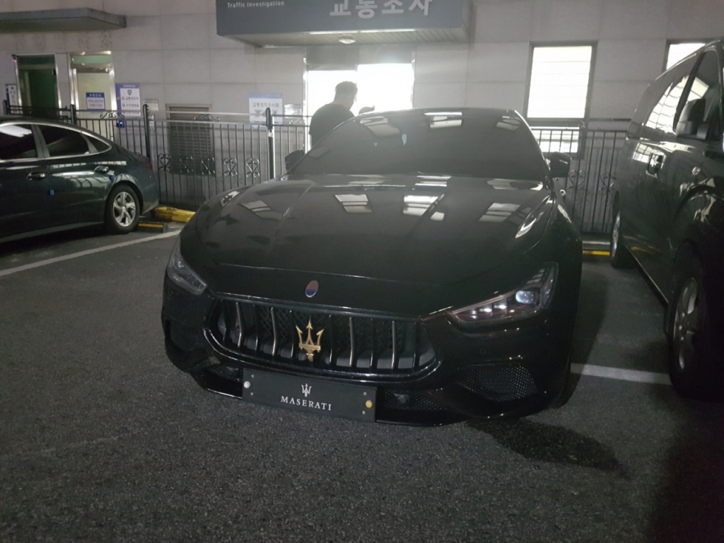 대포차로 둔갑해 있던 기블리가 성남수정경찰서 경내에 주차돼 있다. 번호판은 21일 오후 구청 직원들이 체납을 이유로 영치해갔다./사진= 유동주 기자