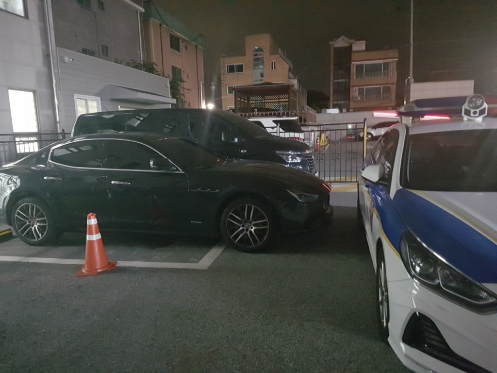 대포차로 이용되던 기블리를 순찰차로 막아 수정경찰서 경내에서 이동을 금지시킨 모습/사진= 유동주 기자