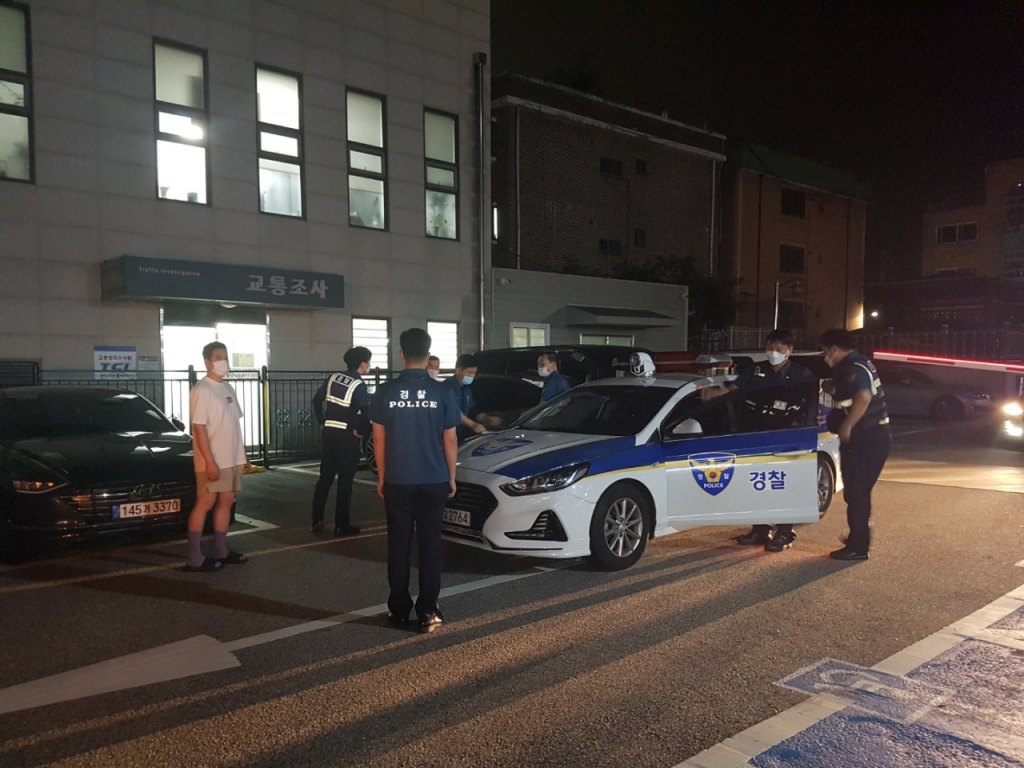 기블리 대포차를 두고 대치가 계속 되던 중 오전 3시경 양측 동의를 받아 성남수정경찰서 경찰들이 순찰차로 기블리 앞을 막고 있다/사진= 유동주 기자