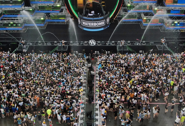 (서울=뉴스1) 김진환 기자 = 26일 오후 서울 잠실종합운동장 특설무대에서 열린 '워터밤 서울 2022'에서 관람객들이 축제를 즐기고 있다. 2022.6.26/뉴스1  