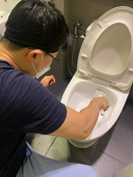 욕실 청소, 특히 내가 쓴 변기만큼은 내가 닦아야겠다고 다짐했다./사진=남형도 기자 아내