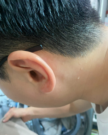 빨래 얼룩을 비벼서 지우는데, 다용도실이 더워서 땀이 주르륵 났다. 내 옷에 뭐가 묻은 게 많아서 반성하게 됐다./사진=남형도 기자 아내