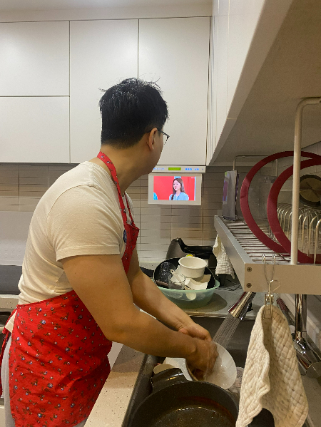 설거지는 원래 내가 해왔던 집안일. '일일 드라마'는 설거지를 하는데 가장 좋은 친구다. 출생의 비밀을 두고 다투는 장면이라 몰입하는 기자./사진=남형도 기자 아내