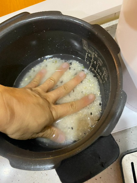 밥 하는 것도 내가 하던 집안 일. 사진은 아직 밥통에 물이 부족한 상태다. 더 넣어야 한다./사진=남형도 기자