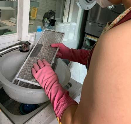 레인지 후드 필터엔 기름 때가 많이 낀다는 걸 처음 알았다. 과탄산 소다로 담근 뒤 씻고 있는 기자. 이것도 이번에 아내에게 처음 배웠다./사진=이번에 알게된 김에 쭉 잘하라고 응원하고 있을, 남형도 기자 아내