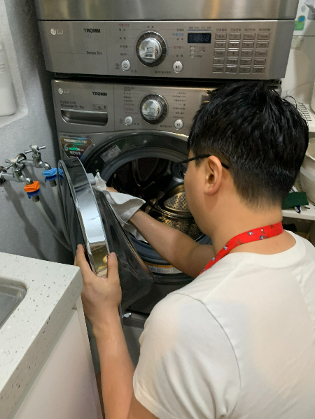 빨래 하나만 해도 동반되는 일들이 참 많다고. 세탁을 마친 뒤 물기를 닦는 기자./사진=남형도 기자 아내