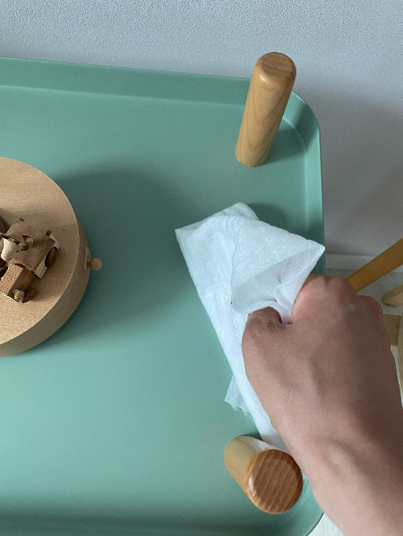 물건에 소복소복 쌓이는 먼지들, 하나하나 닦는 게 보통 일이 아녔다./사진=남형도 기자 왼손