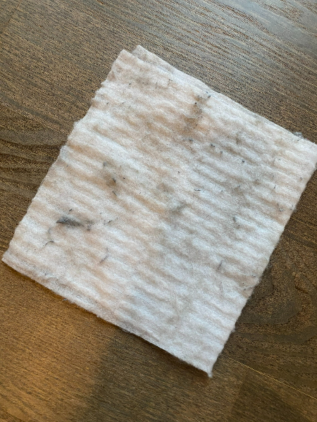 걸레받이 몰딩을 다 닦은 뒤 정전기 청소포의 모습./사진=남형도 기자