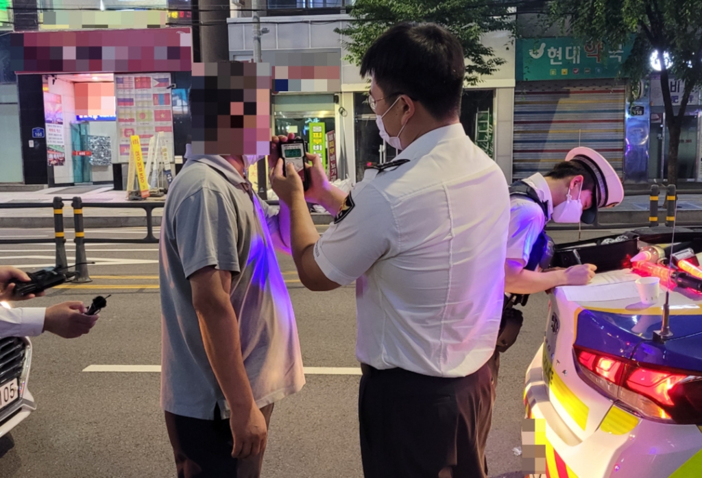 22일 오후 10시30분쯤. 술을 마시고 오토바이를 운전한 50대 A씨가 음주측정중인 모습. 이날 A씨의 혈중 알코올농도는 0.067% 면허 정지 처분을 당했다./사진=김도균 기자 