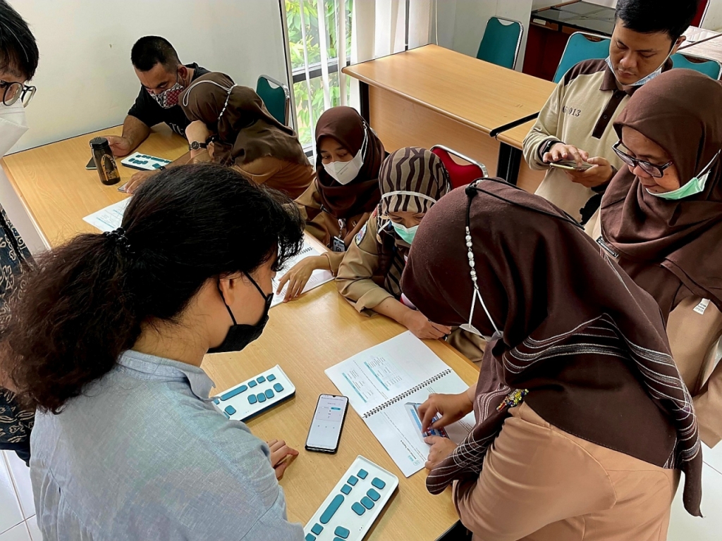 지난 20일 인도네시아 자카르타 소재 시각장애인 공립학교에서 교사들에게 탭틸로 솔루션을 소개하는 모습. /사진제공=오파테크