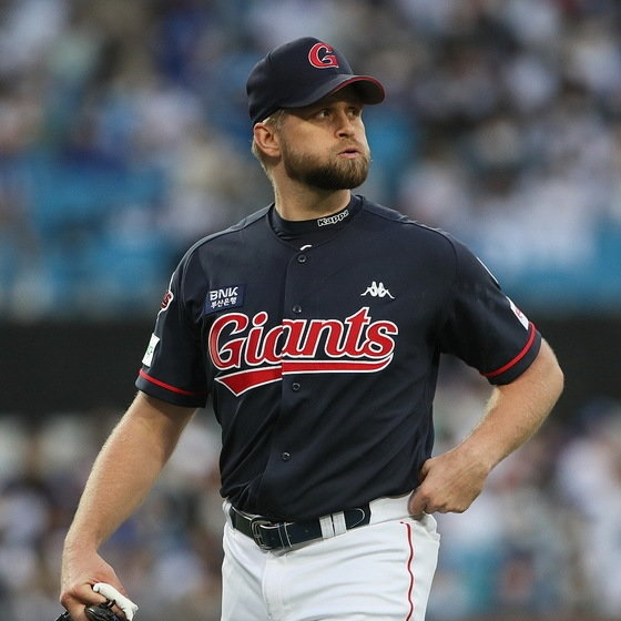 지난 24일 부산 사직구장에서 열린 KIA 타이거즈와의 경기에서 롯데 자이언츠 소속 글렌 스파크맨이 안타를 허용한 뒤 한숨을 쉬고 있다. /사진=뉴스1