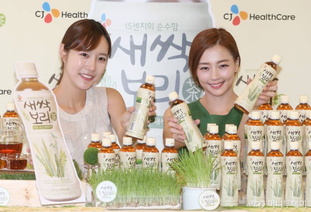 2015년 CJ헬스케어가 선보인 보리 새싹을 차(茶) 음료로 만든 '새싹보리茶'.  '새싹보리茶'는 보리씨앗 파종 후 15cm 정도 자란 국산 보리새싹만을 사용한 차 음료로, 무색소, 무설탕, 무카페인으로 물 대신 가볍게 마실 수 있는 제품이다. /사진=이동훈 기자 photoguy@