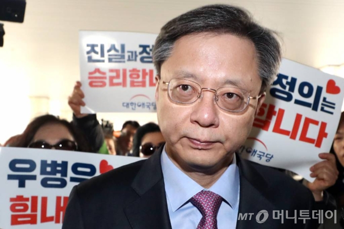 ?'국정농단 방조' 혐의를 받고 있는 우병우 전 청와대 민정수석 14일 오후 서초구 서울고등법원에서 열린 항소심 9차 공판에 출석하고 있다. /사진=이기범 기자 leekb@