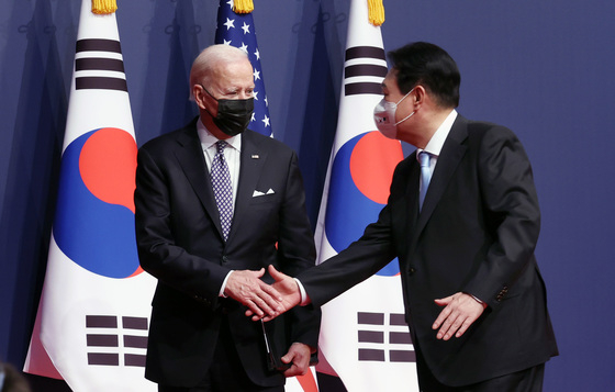 윤석열 대통령과 조 바이든 미국 대통령이 지난 5월21일 용산 대통령실 청사 대강당에서 한미 정상 공동 기자회견을 마친 뒤 악수하고 있다./사진=뉴스1