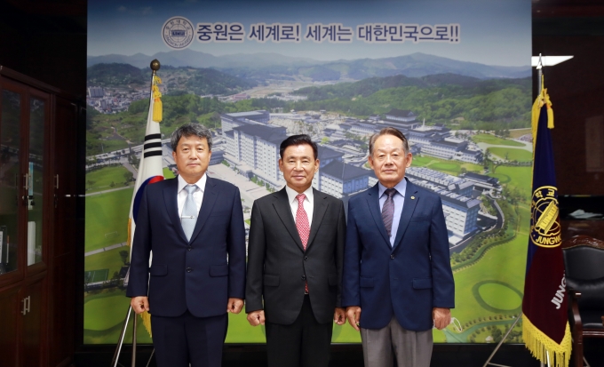 왼쪽부터 이성용 전 공군 참모총장, 중원대 황윤원 총장, 최윤희 전 참합의장