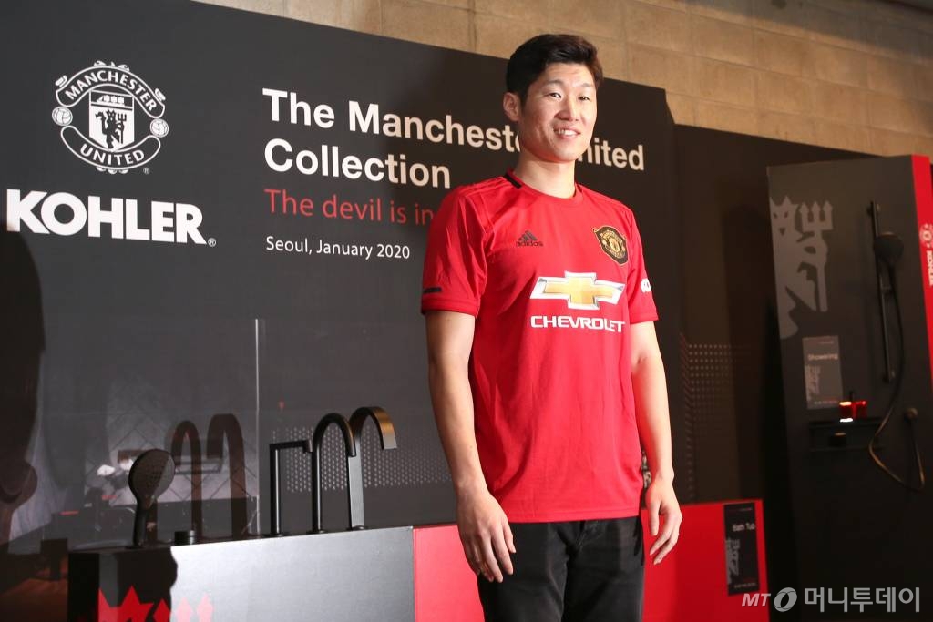 전 국가대표 축구선수 박지성이 2020년 서울 강남구 삼성동 JBK타워에서 열린 '콜러(KOHLER), 맨체스터 유나이티드 글로벌 파트너십' 기념행사에 참여해 포즈를 취하고 있다. /사진=강민석 기자