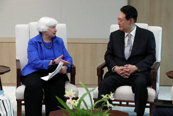 (서울=뉴스1) 오대일 기자 = 윤석열 대통령이 19일 오후 용산 대통령실 청사에서 재닛 옐런 미국 재무장관을 접견하고 있다. (대통령실사진기자단) 2022.7.19/뉴스1  