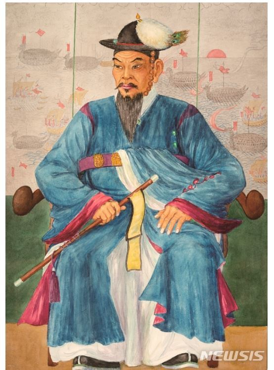 [서울=뉴시스] '영국화가 엘리자베스 키스의 올드 코리아' 완전 복원판에 실린 이순신 장군 초상화는 (추정)이라는 말도 함께 써있다. 사진=책과함께 제공. photo@newsis.com