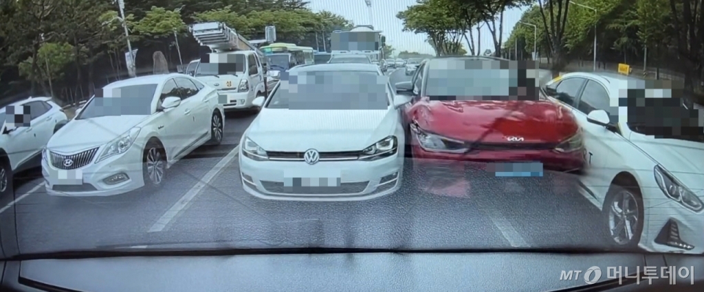 지난 5월11일 오후 2시10분쯤 대구 수성구의 한 도로에서 A씨가 몰던 차량이 주변 차량을 들이받고 있다. /사진=독자 제공