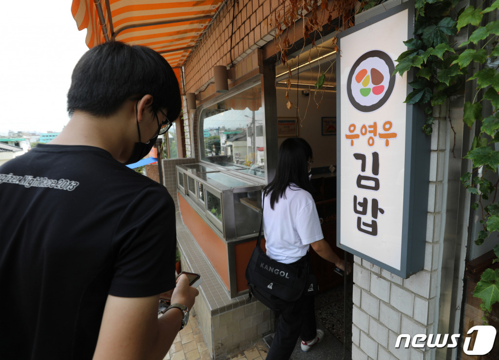 (수원=뉴스1) 김영운 기자 = 드라마 '이상한 변호사 우영우'가 선풍적인 인기를 끌고 있는 가운데 4일 오전 경기 수원시 팔달구 행궁동에 위치한 '이상한 변호사 우영우' 드라마 속 우영우 김밥집으로 나온 한 음식점으로 시민들이 식사를 하기 위해 들어가고 있다. 2022.8.4/뉴스1 Copyright ? 뉴스1. All rights reserved. 무단 전재 및 재배포 금지.