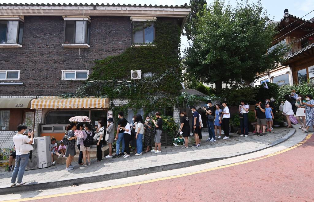 [수원=뉴시스] 김종택기자 = '이상한 변호사 우영우' 드라마 촬영지인 경기도 수원시 팔달구 행궁동 '우영우 김밥' 음식점 앞에 4일 오후 식사를 하거나 인증샷을 찍으려는 시민들로 붐비고 있다. 최근 '이상한 변호사 우영우' 드라마의 인기가 상승하면서 그동안 침체됐던 촬영지 일대 상권에 활력이 돌고 있다. 2022.08.04.